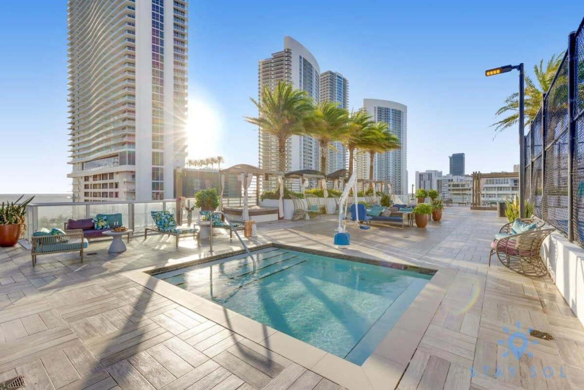 Luxury With Stunning View, Balcony, Amazing Pools Apartamento Hollywood Exterior foto