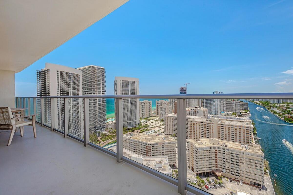 Luxury With Stunning View, Balcony, Amazing Pools Apartamento Hollywood Exterior foto